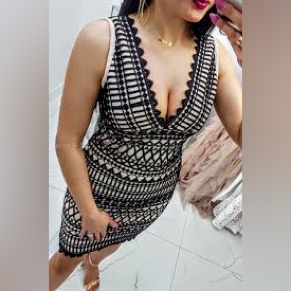 NWT Vivianne Firenze black bodycon dress crochet overlay and nude lining Sz M - Picture 2 of 16